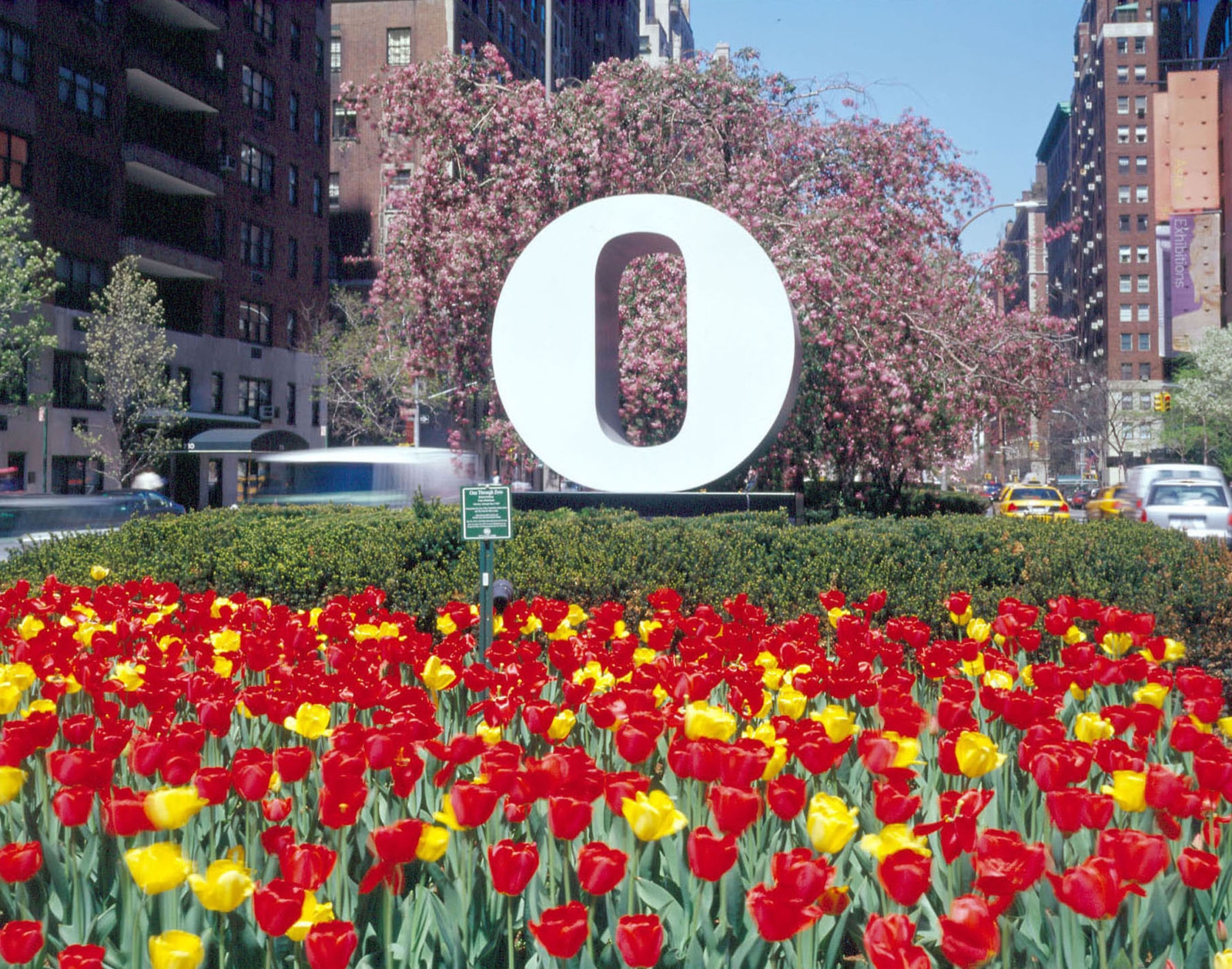 Indiana&rsquo;s sculpture ZERO (1980) installed on the median at Park Avenue and Seventieth Street, New York, spring 2003