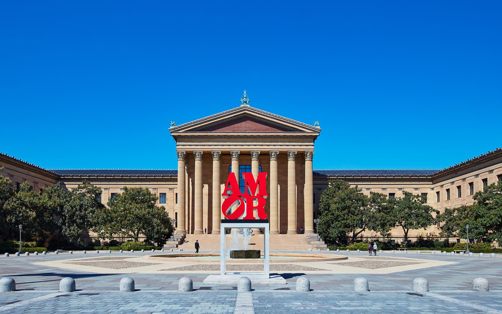 Indiana&rsquo;s sculpture AMOR (1998) installed outside the Philadelphia Museum of Art in September 2015, on the occasion of the visit of Pope Francis I to Philadelphia. Photo: Courtesy of Tom Powel Imaging
