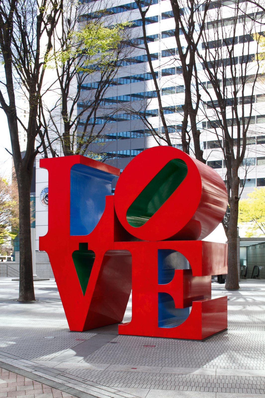 Indiana&rsquo;s sculpture LOVE (1966), installed at the Shinjuku-I-Land Public Art Project, Tokyo, 1993