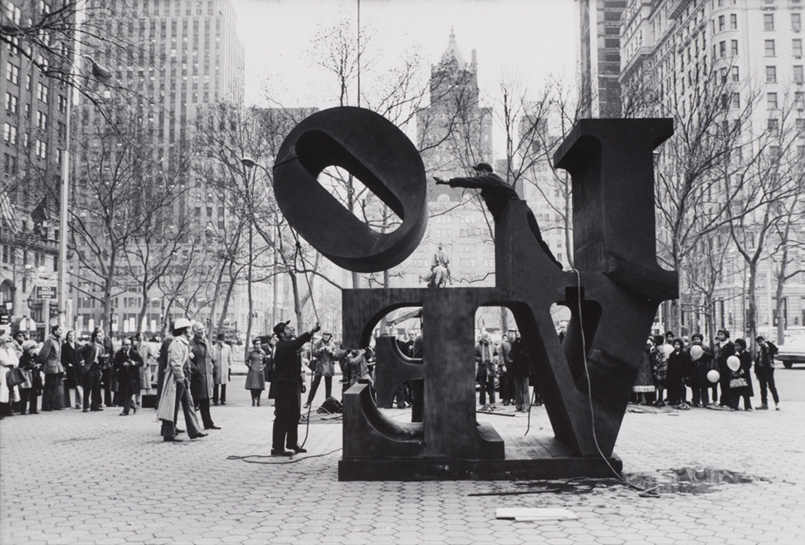 Installation of Indiana&#39;s LOVE (1966) at Fifth Avenue and 60th Street, New York, November 1971 . Photo: Eliot Elisofon. Eliot Elisofon Papers and Photography Collection, 1930-1988, undated [bulk 1942-1973]. The University of Texas at Austin, Harry Ransom Center